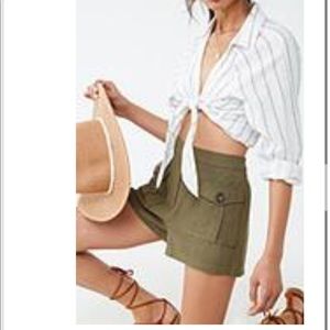 Woven pocketed shorts olive
